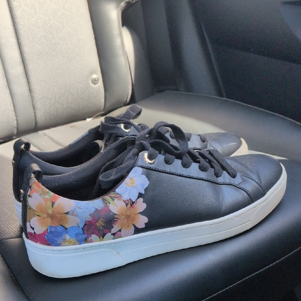 Women’s Black Floral Accent Lace-Up Sneakers